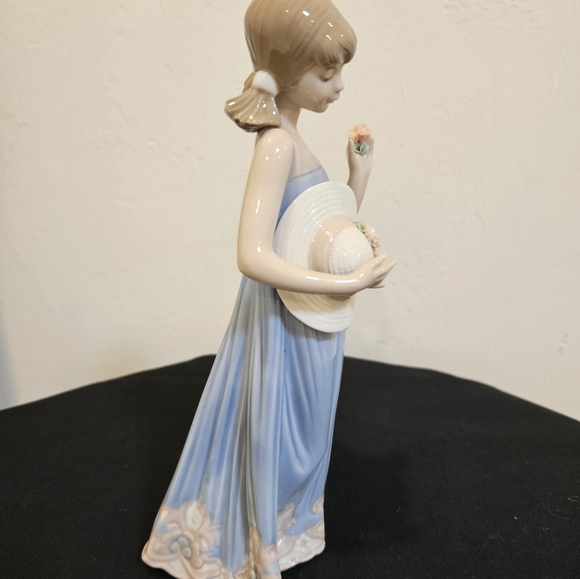 Lladro Porcelain Figurine Girl with Sunbonnet - Picture 2 of 7